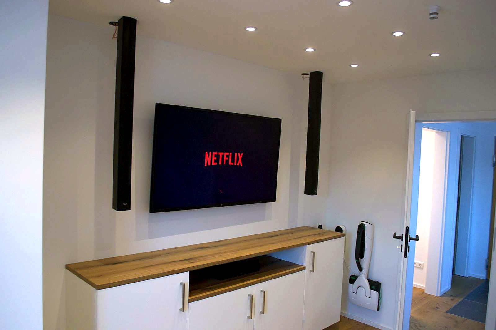 Büro Medienwand Detail
